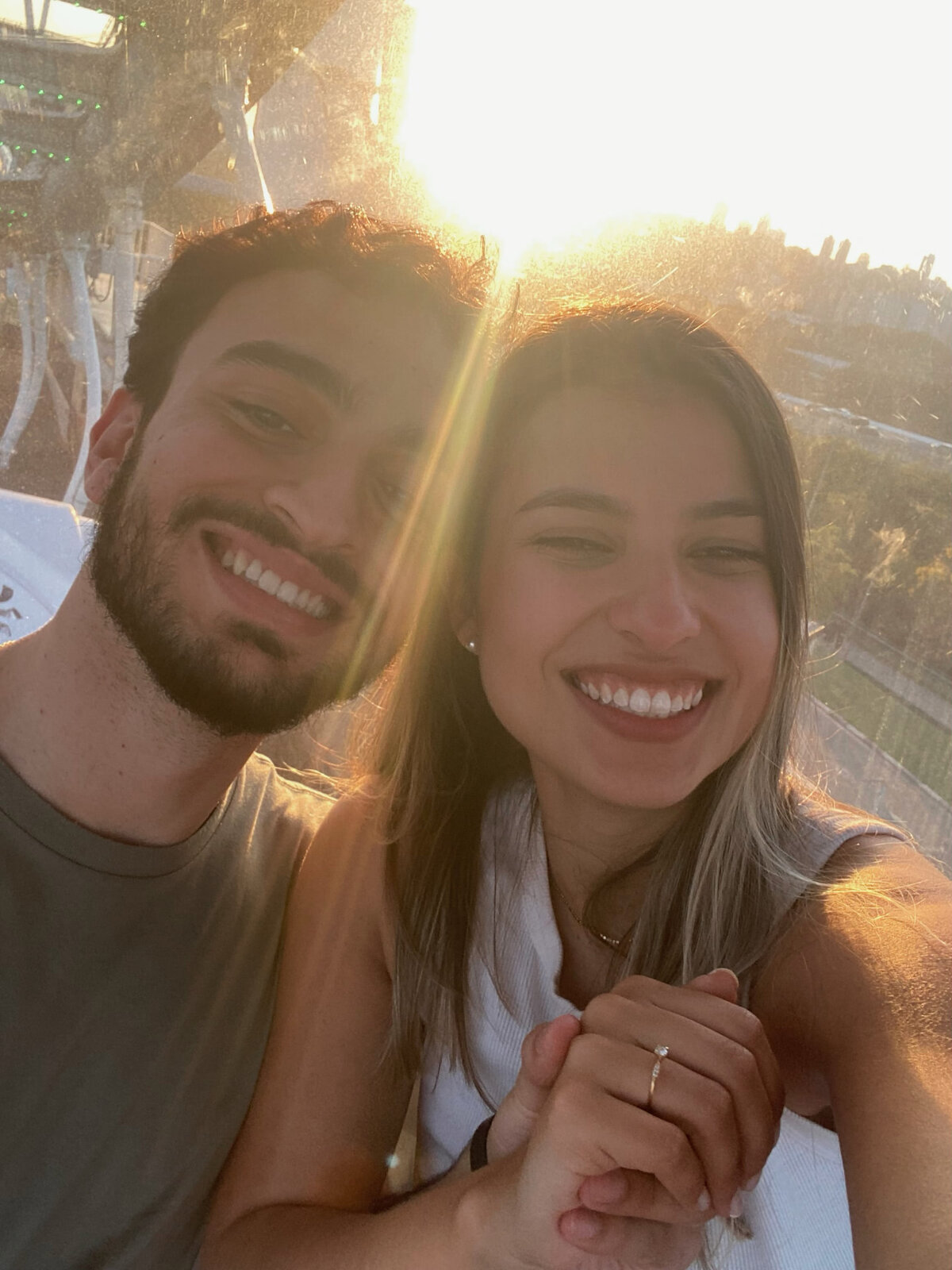 João e Fernanda de mãos dadas ao pôr do sol